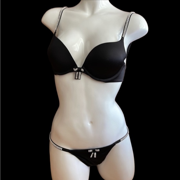 Victoria’s Secret Very Sexy Holiday Bra, Thong, & Skirt Set - Picture 9 of 15